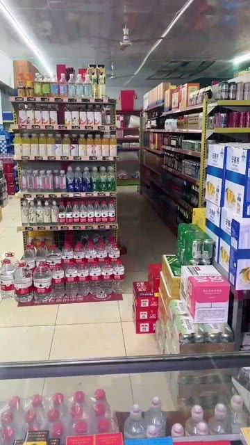 非洲的直男不輸任何國家 美女買日用品遭老板瞧不起,惹怒顧客孰對孰錯